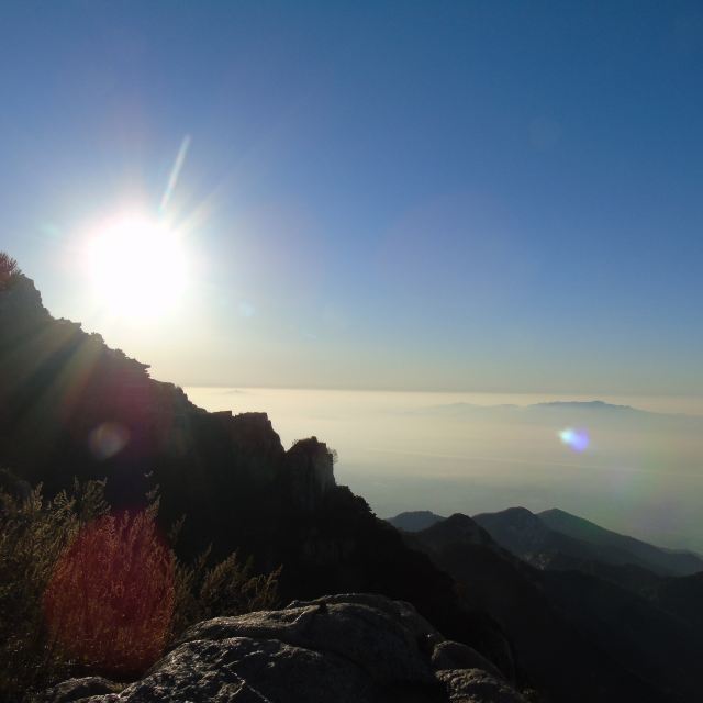 随着天光渐强,披着轻纱的峰峦峭壁渐次清晰,整个泰山,沉浸在绚丽灿烂