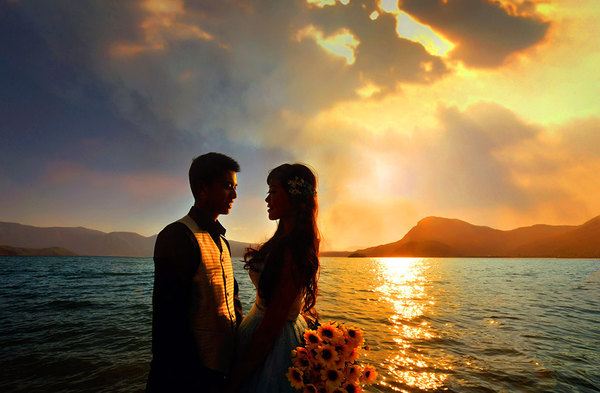 黄昏时分,双双情侣携手漫步,纵是无语,也尽得温柔.情人堡