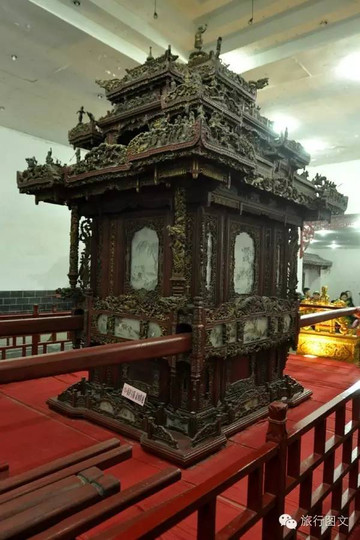 几人抬轿有严格的等级划分,清朝按明朝惯例使用轿子,并规定三品以上京