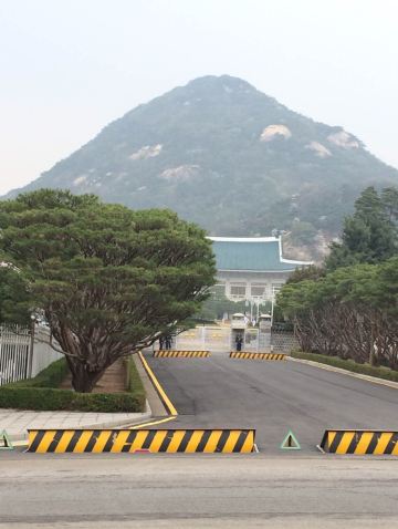青瓦台是韩国总统官邸,青瓦台主楼背靠北岳山,青瓦与曲线型的房顶相映