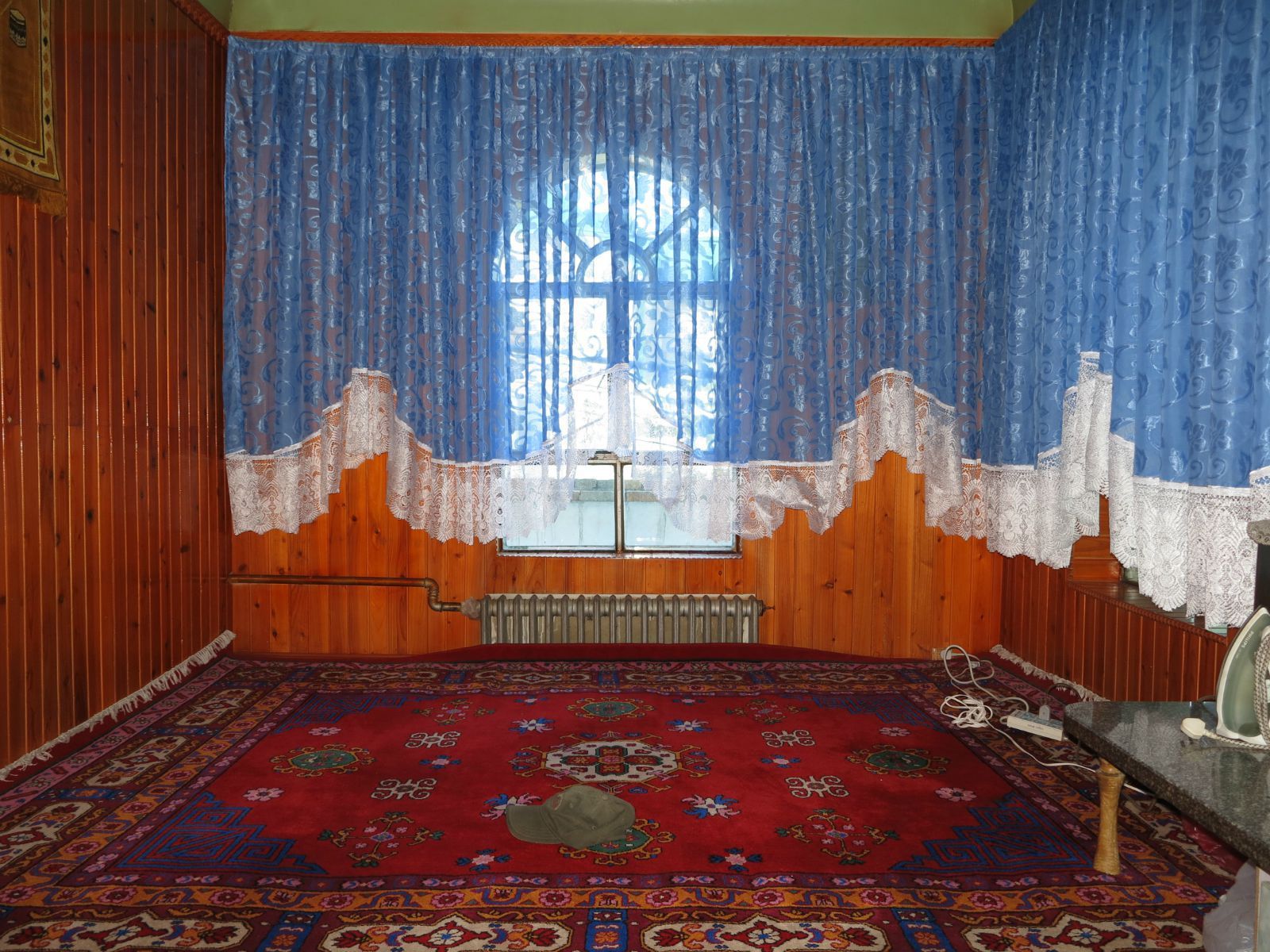 卧室,据说冬天时,就在房间里面做饭,夏天就在院子里做饭.