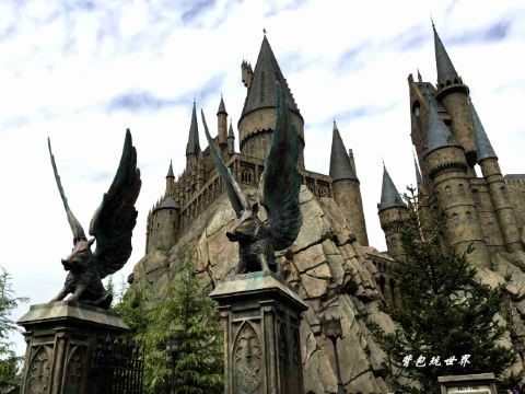 魔法学校内部有"邓布利多校长室","黑魔法防御术教室"格兰芬多休息室"