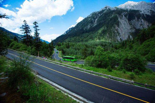 从长海到五彩池的下山路与公路的交汇处. 九寨长海