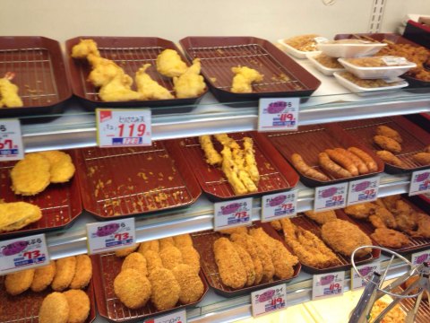 各种油炸食品 东京根津的一家超市