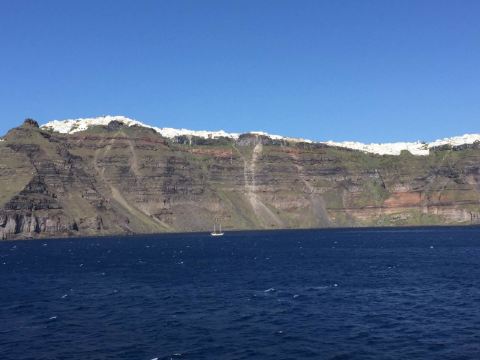 悬崖峭壁上都是白色建筑. 圣托里尼岛