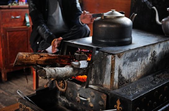 阿旺在客厅里烤火取暖