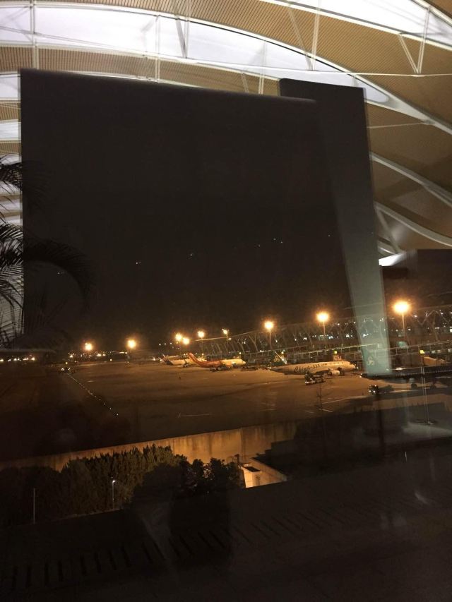 夜晚的浦东机场灯火璀璨 上海浦东国际机场