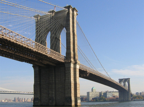游船驶离码头不久,便看到了横跨两岸的大桥——著名的布鲁克林大桥.