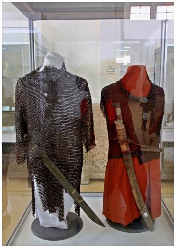 如在约旦河谷掘出的旧石器时代的石刀,石斧,距今已有10万年以上历史