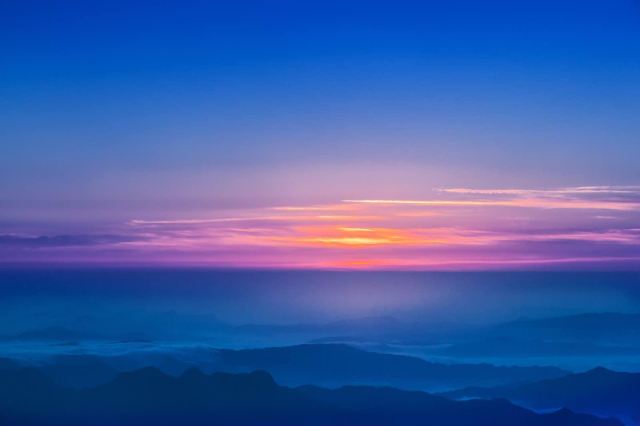 山绵起伏,震撼着山顶上的所以人,惊呼声不断! 牛背山