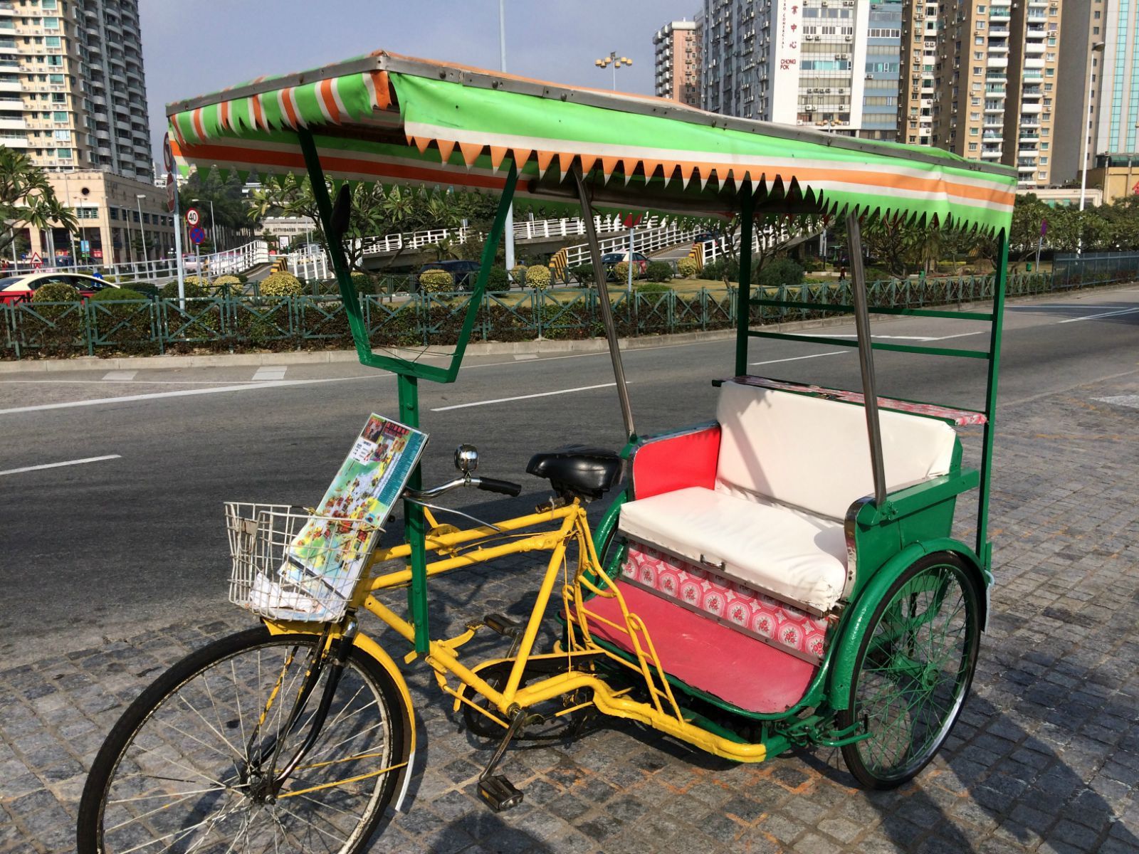 人力三轮车 其实有个发动机