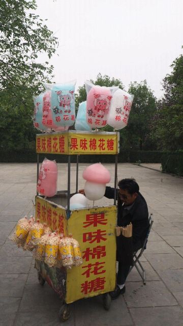 鹳雀楼门口卖棉花糖的大叔