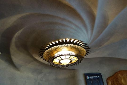 旋涡状的屋顶 巴特罗之家