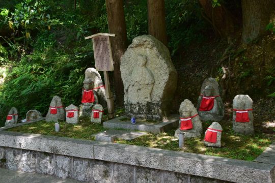 沿着路走下来,便会看到很多地藏菩萨.  清水寺