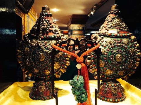 地质博物馆圣宝缘的珠宝,镶嵌着绿松石,天珠,玛瑙,红珊瑚,蜜蜡等等,件