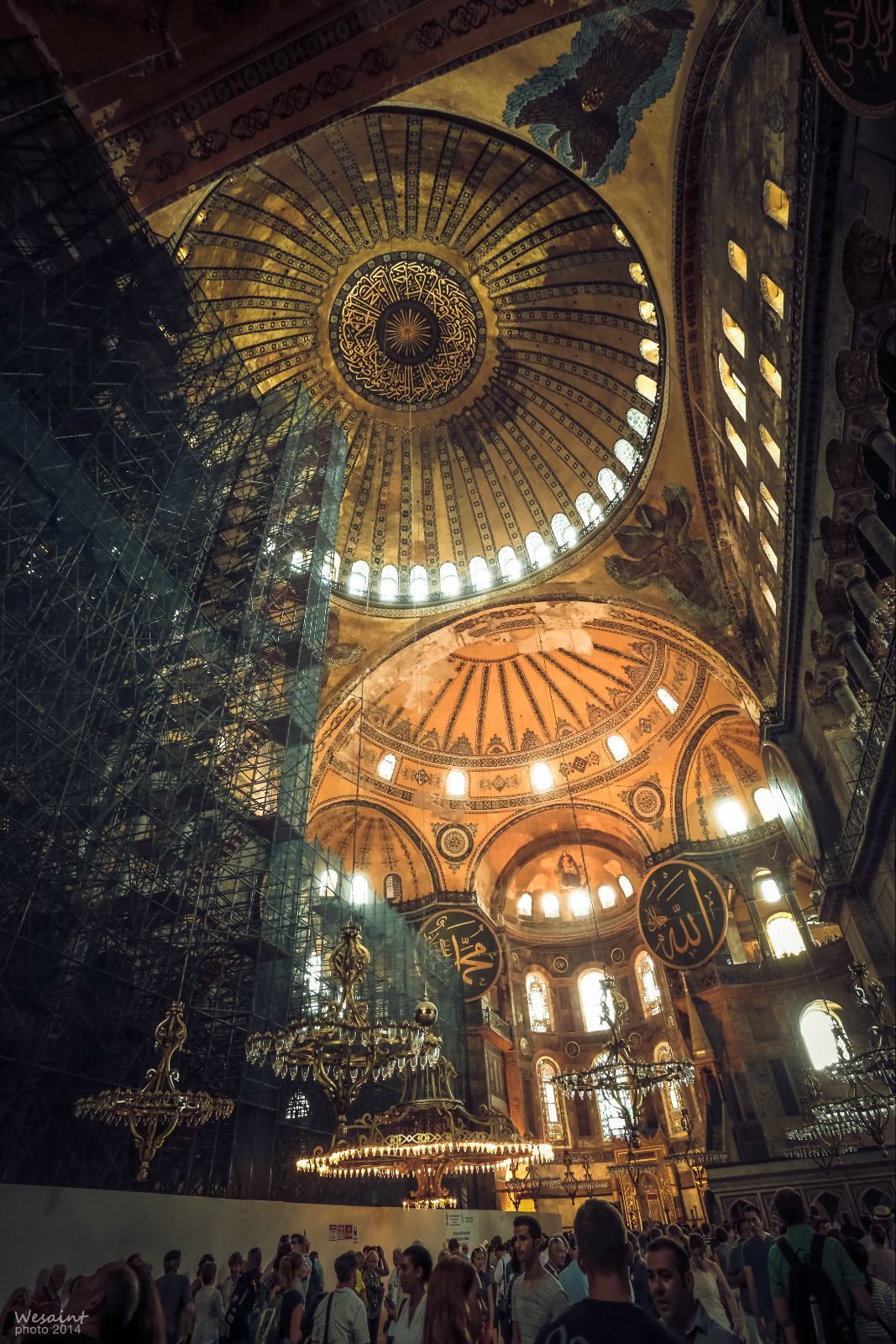 帆拱结构支撑起直径达三十多米的巨大拱顶,密布的小窗,确有一种使穹顶