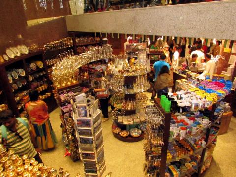 博物馆里的纪念品店,人头攒动,懒得下去看了 迪拜博物馆