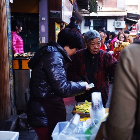 老奶奶也忙着做生意~ 鼓浪屿