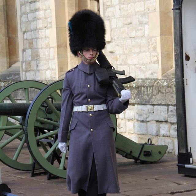 虽然不再被王室占据,但官方上还是王室官邸,因此保有永久卫兵 伦敦塔