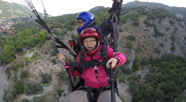 准备降落的时候,还要负责替飞行员拿着自拍杆 费特希耶滑翔伞