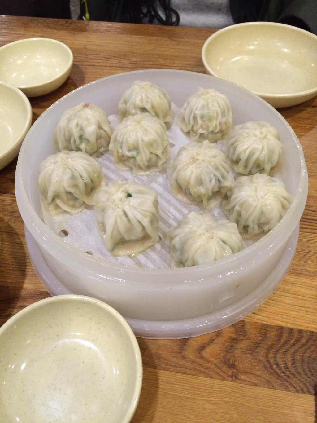 明洞饺子虽然没有,但也没有让我们失望,酷似包子的长相,却比小笼