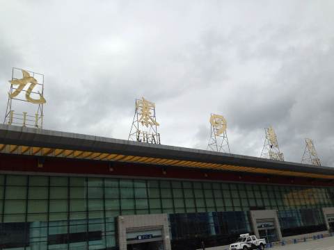 十飞九黄的九黄机场,跟俺们同一时间飞成都的航班晚了三个多小时,我们