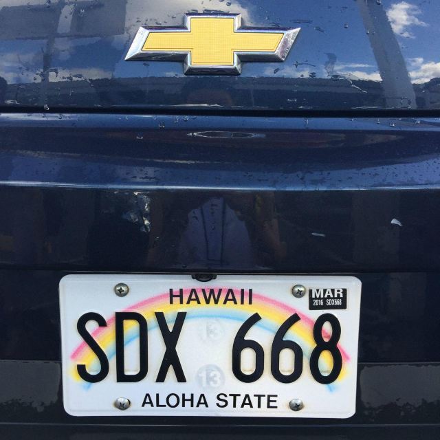 每次都会给租到的车子拍张照,夏威夷的彩虹车牌尤其喜爱,数字更是喜欢