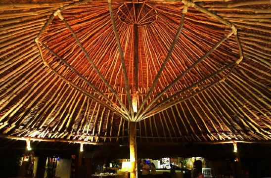 酒店餐厅用岛国特有竹木茅草搭建的大顶棚有派头有风格