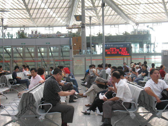 上海女兒家,第二天,女兒陪同我們前往蘇杭旅遊,在上海南站購好動車票