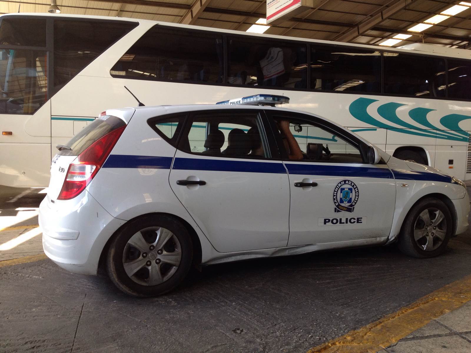 希腊的警车是韩国现代的i30,我们就在一旁打牌候车,很有安全感