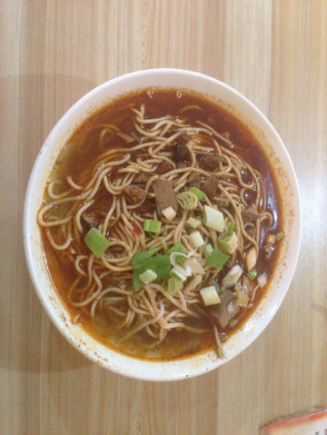 热乾面的面加上豆腐,葱白,调味即可