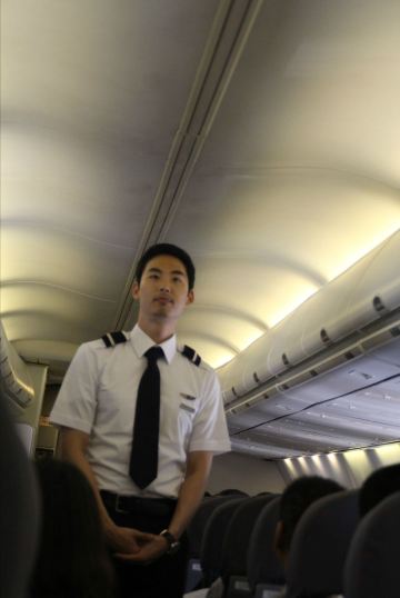 帅帅的空少,嘻嘻这算不算偷拍呢(*^__^*) 嘻嘻…… 飞往济州岛