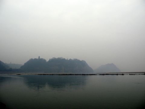 小学课文里说脚趾甲能搭下一张桌子,果然不欺我~ 乐山大佛