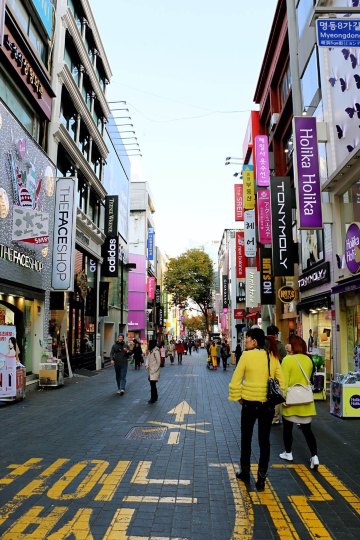 品柜台都被围攻,雪花秀和后的柜台里外三圈大妈,韩国最顶级的化妆品