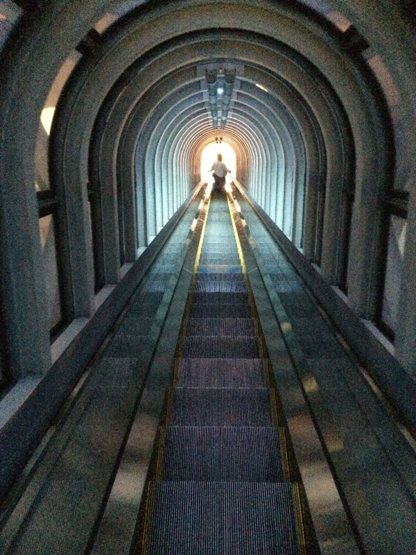 这个悬空在三十五层到三十九层的电梯,真是,太惊险刺激了!