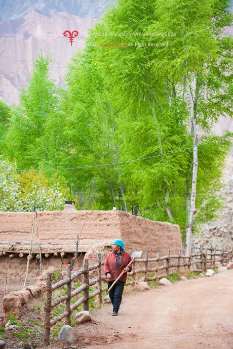 松巴藏寨,绝美峡谷中的世外桃源