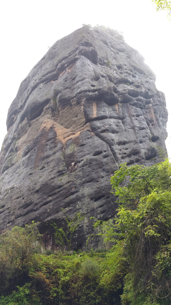 这块石头像仰着的人脸,不知有什么说法,我也可以称其为 人面峰