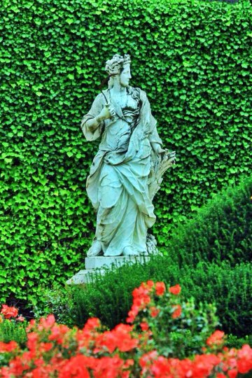 头戴花冠姿态婀娜的丰收女神德墨忒尔,左手还抚摸着麦穗.