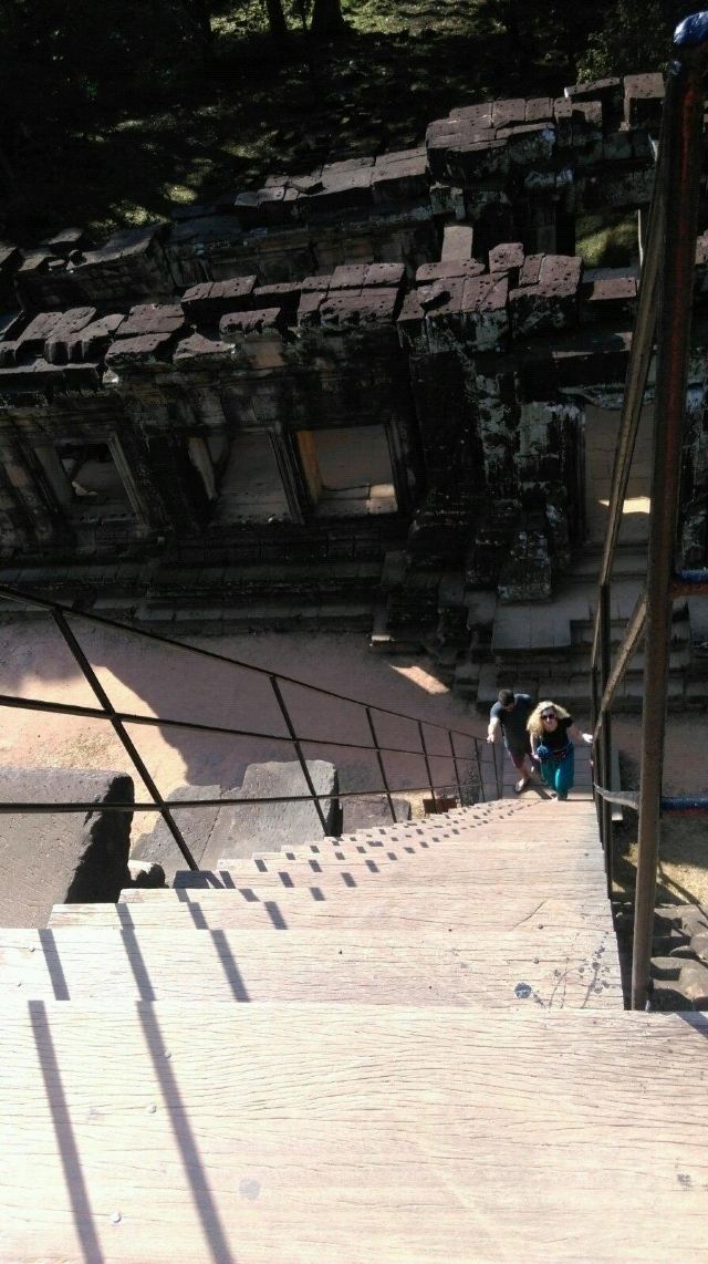 都是这么陡峭的楼梯,有恐高症的人真是不敢上啊 暹粒吴哥窟