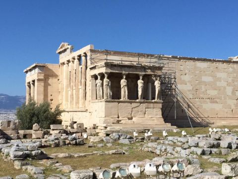 伊瑞克提翁神庙,因它殿内的少女石柱而闻名世界. 伊瑞克提翁神庙