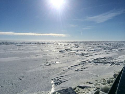 极地的太阳,加上冰雪,很壮丽 桑普号破冰船