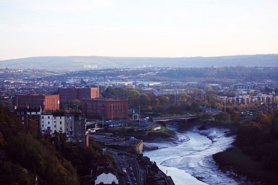 克利夫顿悬索桥就是横跨在埃文峡谷上了,峡谷的英文是avon