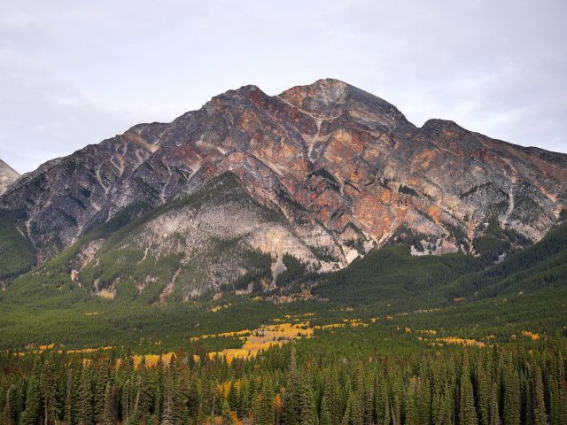 相比落基山脈常見的白色,青灰色山頭,金字塔山的顏色的卻是非常獨特