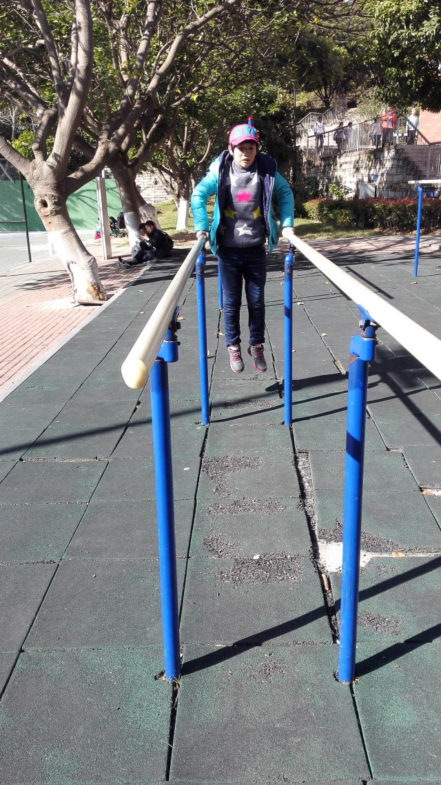 这个双杠对于我女儿来说太高了,她也要尽力试试,呵呵.还是快快长高吧.