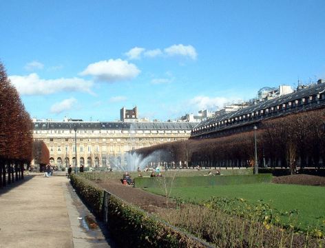 2002年圣诞节时候所拍摄的皇宫内花园.