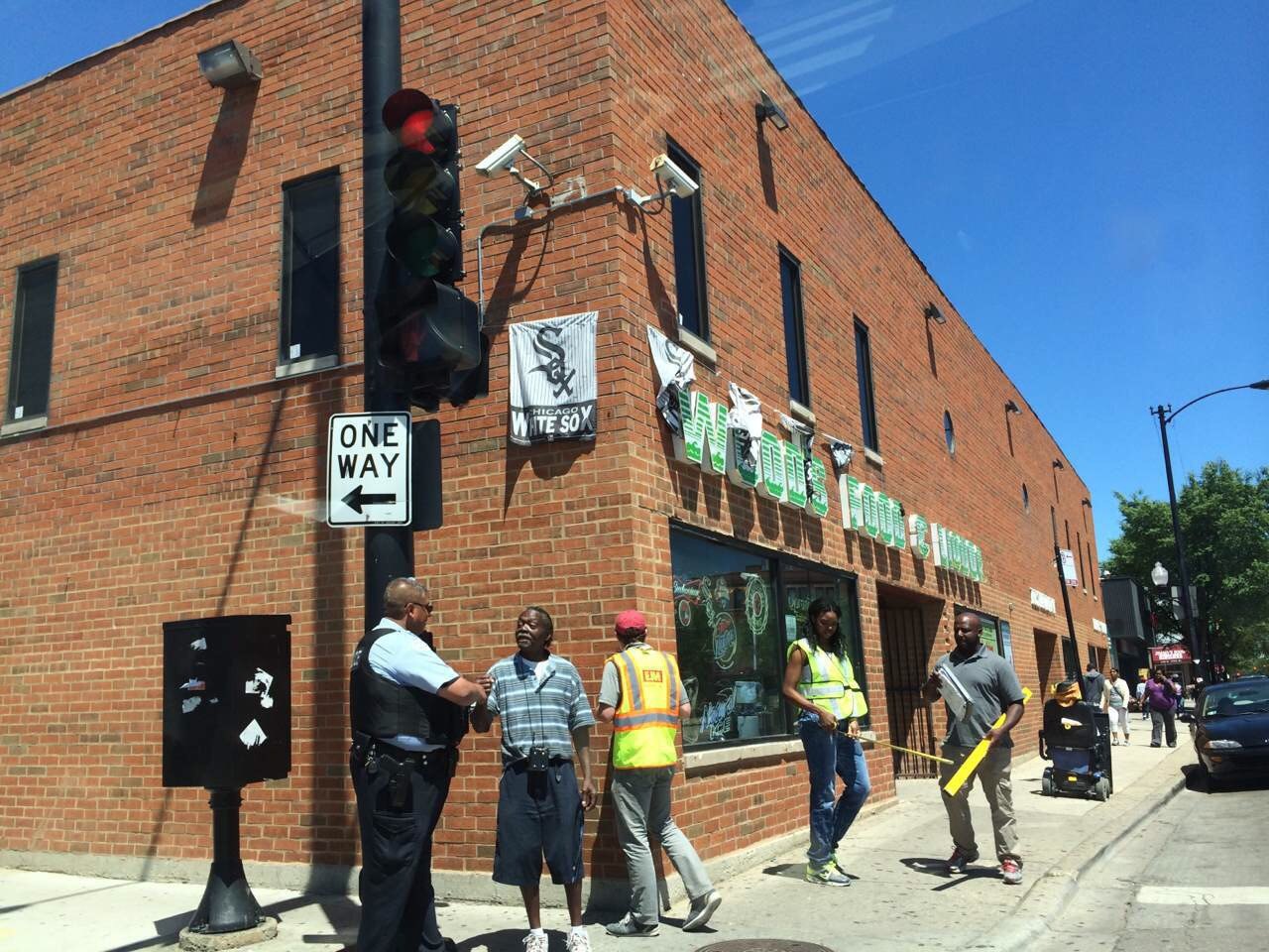 芝加哥大学位于城市的南侧,除去校园这块儿清静之地,周边是黑人区