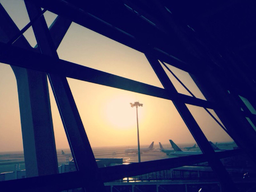                  清晨的浦东机场