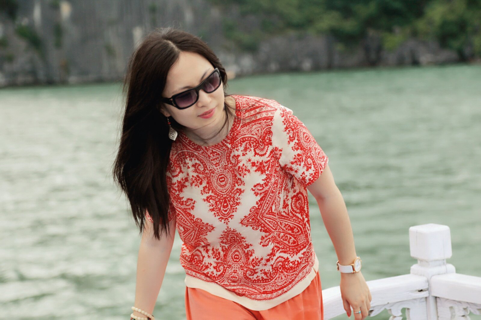 形成了很快被水填满的谷地仅有山岳的峰顶——下龙湾的岩岛——浮在