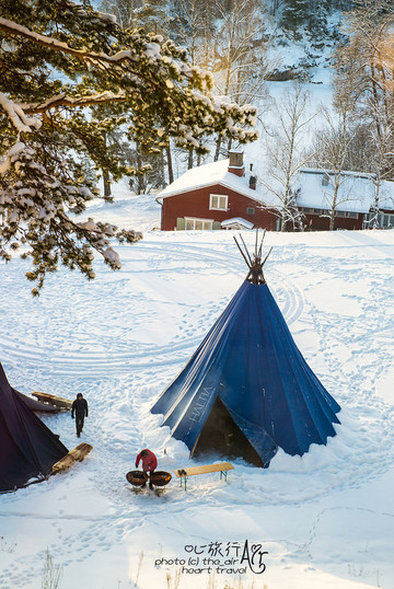 萨米人通常在帐篷中央燃起篝火取暖,帐篷上方有通气孔,所以烟会自然