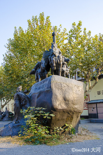 前往南宋御街的途中,遇见一座座雕塑.